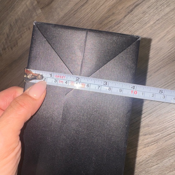 Saint Laurent Elegant Black Tote - Picture 3 of 3